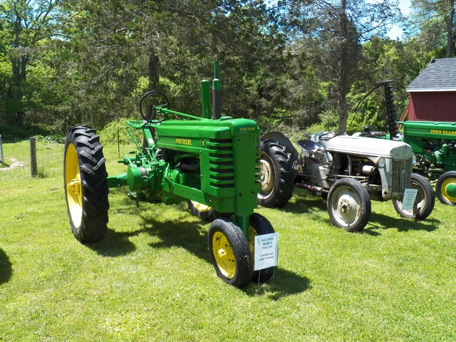 1941 John Deere B Tractor owned by Ron Turmel.jpg