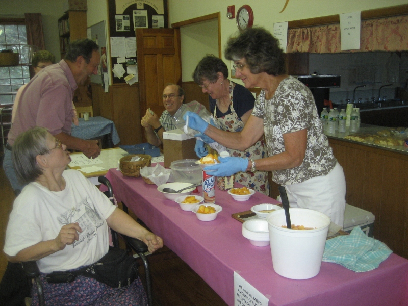 19 Fun at the serving table 8-25-12 (800x600).jpg